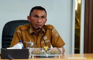 Wakil Wali Kota, Allex Saputra memaparkan penyelenggaraan program Kota Sehat di hadapan tim verifikator secara virtual dari ruang VIP Balai Kota, Selasa (19/8/2025). Foto: Kominfo Padang Panjang