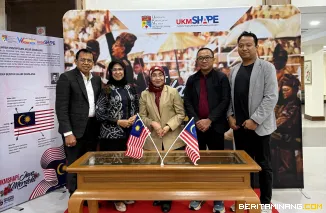 Prof. Ganefri, Ph.D, didampingi oleh Prof. Asmar Yulastri, Ph.D, Dr. Hendra Hidayat, M.Pd, dan Bayu Ramadhani Fajri, S.St., M.Ds. bersama pihak UKM diwakili oleh Prof. Dt. Norazah, Ph.D. Foto: Humas UNP