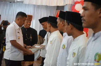Wakil Gubernur Sumbar, Vasko Ruseimy, menghadiri penyerahan remisi atau pengurangan masa hukuman bagi 8.856 narapidana dalam rangka memperingati HUT ke-80 Kemerdekaan RI, Minggu (17/8/2025), di Lapas Kelas IIA Muaro Padang. Foto: Adpim Sumbar
