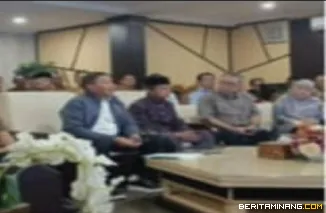 Walikota Bukittinggi didampingi sejumlah perangkat daerah ikuti rapat koordinasi perencanaan kota terpadu di Sumatera dan Kalimantan secara daring di BCC, Senin(25/08)  Foto : Dok Diskominfobkt