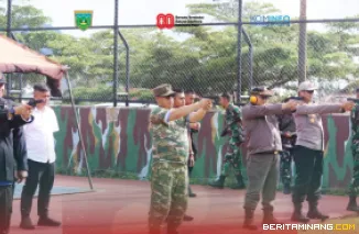 Wali Kota, Hendri Arnis bersama jajaran Forum Koordinasi Pimpinan Daerah (Forkopimda) mengikuti latihan menembak yang dipandu langsung oleh personel Brimob, Senin (18/8/2025). Foto: Kominfo Padang Panjang