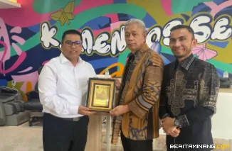 Selasa (26/8/2025), Wali Kota, Hendri Arnis bersama Wakil Wali Kota, Allex Saputra melakukan audiensi dengan Wakil Menteri Sosial (Wamensos), Agus Jabo Priyono di Jakarta.Foto: Kominfo Padang Panjang
