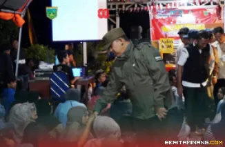 Wali Kota, Hendri Arnis, bersama Wakil Wali Kota, Allex Saputra turut hadir dalam acara Dendang Kesenian Irama Minang (KIM) di halaman Kantor Camat PPT, Rabu (20/8/2025) malam. Foto: Kominfo Padang Panjang