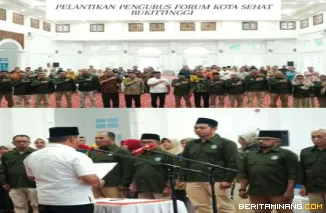 Pelantikan dan foto bersama Forum Kota Sehat Bukittinggi 2025-2027 di rumah Dinas Wako, kamis(14/08). Foto : Dok Diskominfobkt