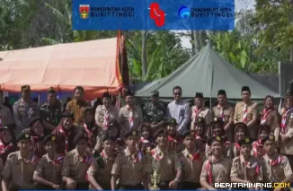 Wawako Ibnu Asis menghadiri upacara peringatan hari Pramuka ke 64 dan penutupan kegiatan prestasi pramuka kwarcab XIII Kota Bukittinggi, di bumi perkemahan Bukit Apit, Kamis, (15/08)  Foto : Dok Diskominfobkt