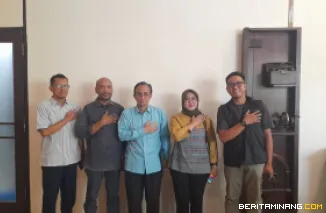 Direktur Promosi Kebudayaan, Undri S.S, M.Si. (tengah), bersama Annisa Rengganis, SIP, MA, Staf Khusus Menteri Kebudayaan (dua dari kanan) berpose usai bertemu media di Padang, Sabtu (16/8/2025). Foto: Rokcalva/BeritaMinang