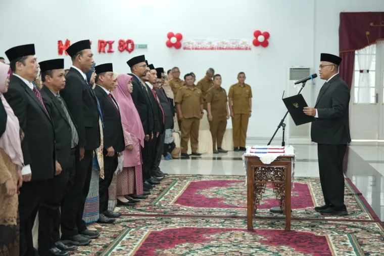 Sekretaris Daerah Provinsi Sumatera Barat (Sekdaprov Sumbar), Arry Yuswandi ketika mengukuhkan dan melantik 53 orang pejabat administrator dan pengawas  di Auditorium Gubernuran, Selasa siang (2/9/2025). Foto: Adpim Sumbar
