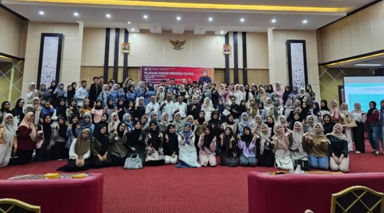 Departemen Bahasa dan Sastra Indonesia dan Daerah, FBS UNP menggelar kegiatan Pelatihan Menjadi Presenter Televisi bagi mahasiswa pada Senin (22/9) bertempat di Auditorium FBS UNP Air Tawar. Foto ET.