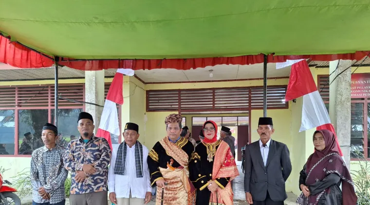 Prof. Dr. Ermanto, S.Pd., M.Hum Datuak Rajo Malenggang bersama istri, orang tua dan saudara. Foto-Foto: Dok.
