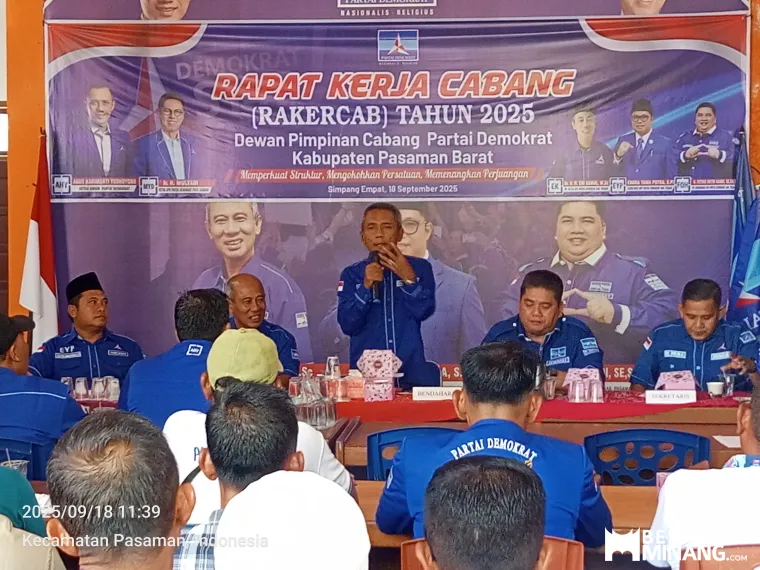 Yultekhnil Kepala BADIKLAT-Da Partai Demokrat Provinsi Sumatera Barat memberikan sambutan dalam kegiatan Rapat Kerja Cabang (Rakercab) 2025 di Sekretariat DPC, Simpang Empat Nagari Lingkungan Aua Baru, Kecamatan Pasaman, Kamis (18/9/2025). Foto : de