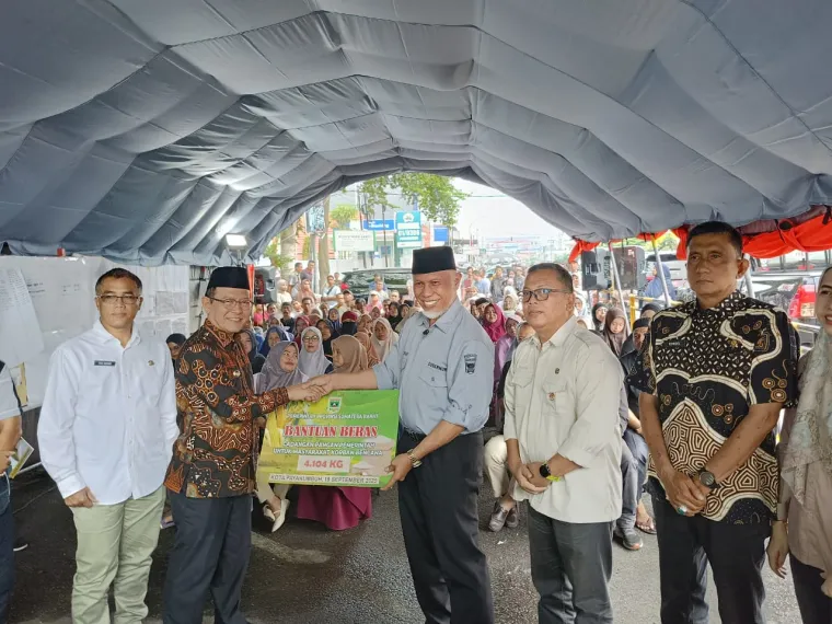 Gubernur Sumatera Barat Mahyeldi Ansharullah ketika menyerahan bantuan beras CPP Provinsi Sumatera Barat kepada masyarakat dan pedagang yang terdampak bencana kebakaran di Halaman Kantor Pos Payakumbuh, Jumat (19/9/2025). Foto: Adpim Sumbar