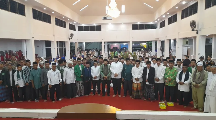 Ketua PWNU Sumbar Prof.Ganefri dan Wako Padang Fadly Amran foto bersama dengan warga Nahdliyin usai Maulid Nabi Muhammad SAW 1447 H dan Lailatul Ijtima' Kamis malam (18/9/2025) di Aula Palanta Rumah Dinas Walikota Padang. Foto: Rokcalva