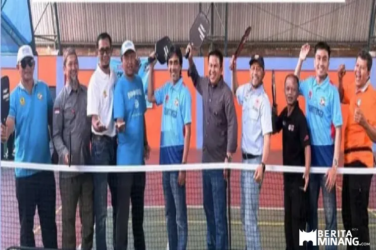 Wako Bukittinggi diwakili Sekdako Bukittinggi Rismal Hadi membuka kejurda Pickleball pelajar sesumbar 2025 di GOR berlari, Minggu (28/09)