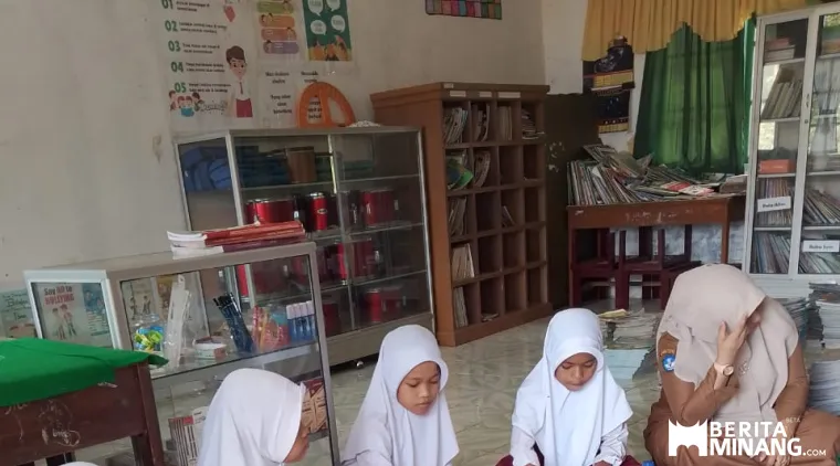 Siswa SD 12 Pasaman,  Pasaman Barat sedang menikmati Program MBG. Selasa, 9/9/2025. foto : De