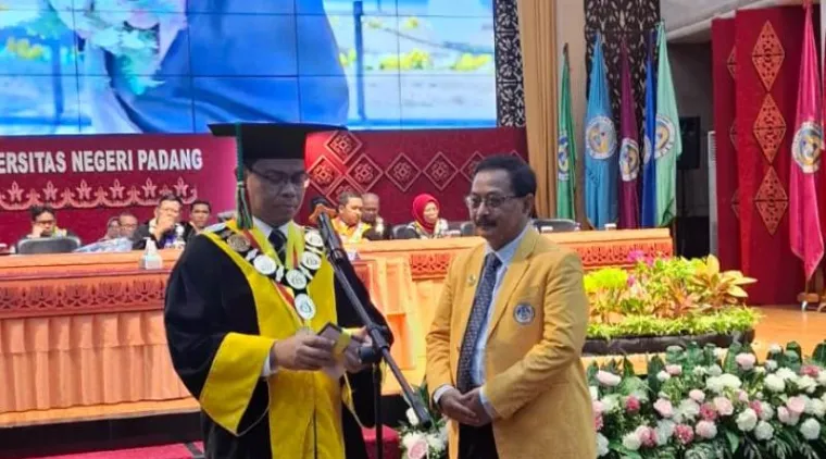 Sekjen DPP ILUNI UNP Prof.Dr. M. Zaim (kanan) ketika menerima lulusan UNP dari Rektor UNP Krismadinata, Ph.D untuk bergabung dengan DPP ILUNI UNP, Senin (22/9/2025) di Auditorium kampus Air Tawar Padang. Foto:Julman Rambe