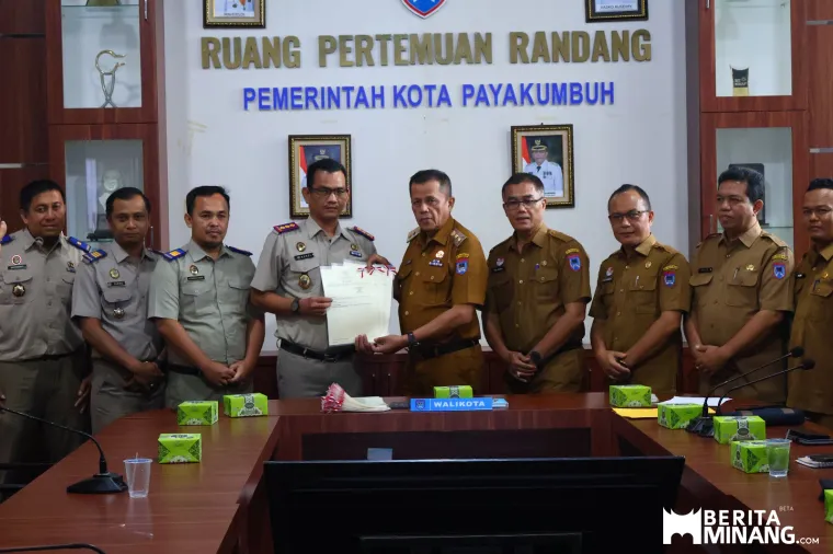 penyerahan secara simbolis sertifikasi aset tahun 2025 dari Badan Pertanahan Nasional (BPN) dalam rapat bersama di Ruang Randang, Balai Kota Payakumbuh, Senin (22/09/2025).