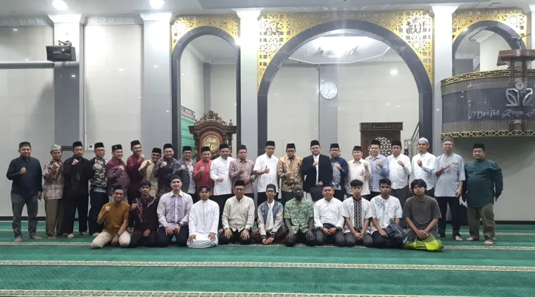 Kegiatan Subuh Mubarak Universitas Negeri Padang bertempat di Masjid Raya Al-Azhar, Air Tawar Padang pada Jumat (19/9) pagi ini. Foto ET.