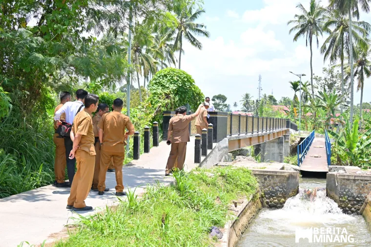 Wali Kota Payakumbuh, Zulmaeta, saat melakukan peninjauan ke sejumlah titik pekerjaan pembangunan, Senin (22/9/2025).