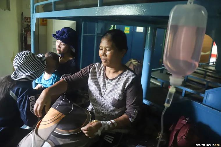 Pasien rujukkan dari Puskesmas Sikakap dibawa ke Kota Padang dengan kapal ASDP di Dermaga Sikakap, Pagai Utara, Kabupaten Kepulauan Mentawai, Sumbar, Senin (19/8/2024).