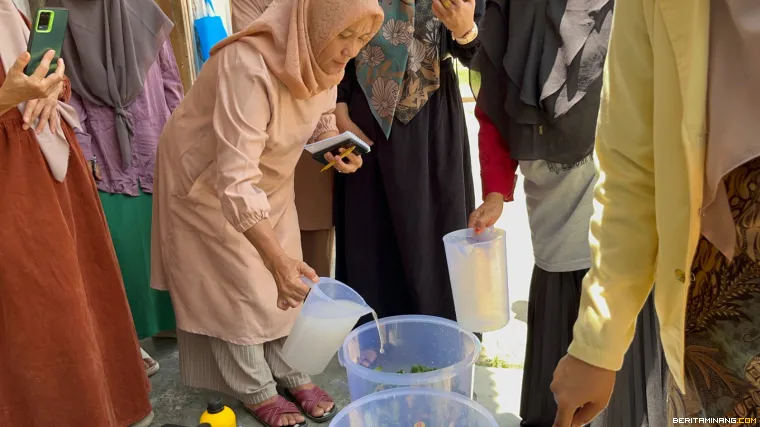 Praktek pembuatan pupuk organik cair (POC) oleh kelompok tani didampingi oleh instruktur lapangan.