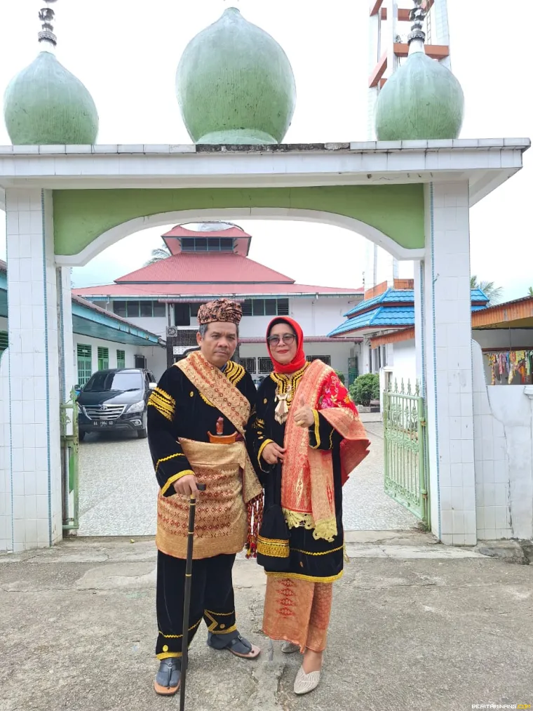 Prof Ermanto Dt Rajo Malenggang dan Istri.