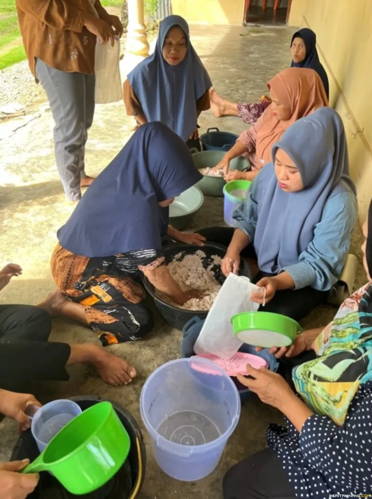 Peremasan santan kelapa oleh Ibu-ibu KWT.