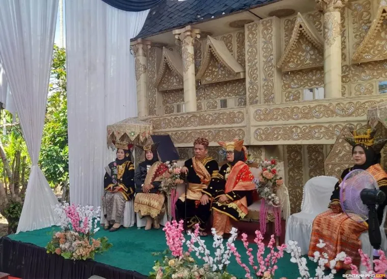 Prof. Dr Ermanto ketika duduk bersama Istri.