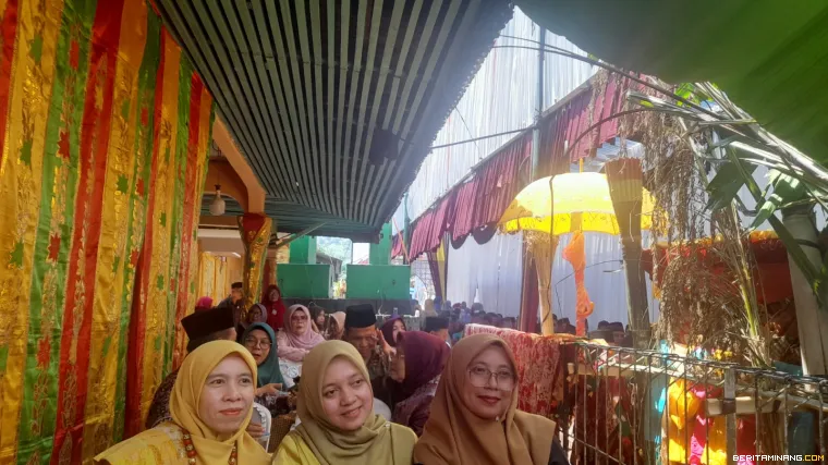 Para hadirin menghadiri pelantikan.
