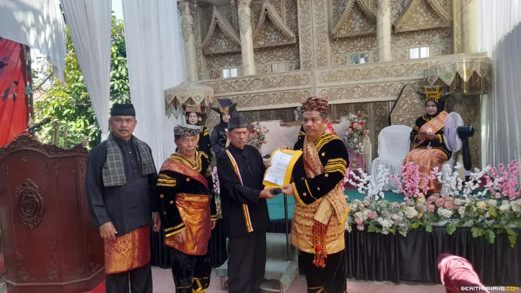 Prof. Ermanto ketika menerima SK sebagai datuak.