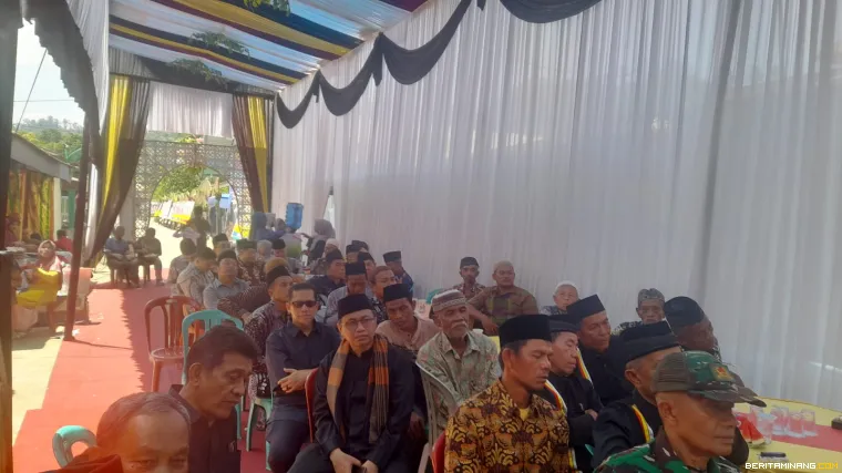 tamu dan undangan lainnya.