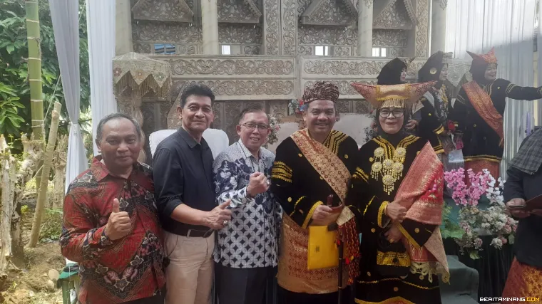 Prof, Ermanto berpose dengan Ketua Harian DPP ILUNI UNP, Bgd Roeswaldi.