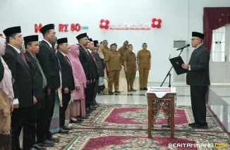 Sekretaris Daerah Provinsi Sumatera Barat (Sekdaprov Sumbar), Arry Yuswandi ketika mengukuhkan dan melantik 53 orang pejabat administrator dan pengawas  di Auditorium Gubernuran, Selasa siang (2/9/2025). Foto: Adpim Sumbar