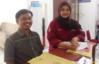 Ketua Forum Masyarakat Sumbar Cinta KPID , Eko Kurniawan (kiri) ketika berada di Sekretariat KPID Sumbar. Foto: Dok.'