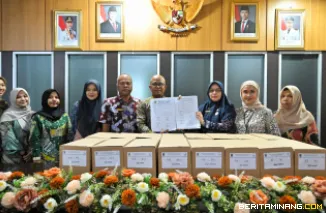 Plt. Kepala Biro Adpim, Dirse Novera serahkan arsip kepada Kepala Biro Umum, Edi Dharma di ruang rapat Biro Adpim, Kamis (4/9/2025). Foto: Adpim Sumbar