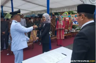 Sertijab Camat Kecamatan ABTB Bukittinggi disaksikan Wako Ramlan dan undangan yang hadir, di halaman kantor Camat setempat, Selasa, (23/09)