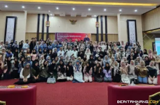 Departemen Bahasa dan Sastra Indonesia dan Daerah, FBS UNP menggelar kegiatan Pelatihan Menjadi Presenter Televisi bagi mahasiswa pada Senin (22/9) bertempat di Auditorium FBS UNP Air Tawar. Foto ET.