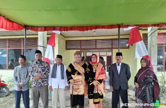 Prof. Dr. Ermanto, S.Pd., M.Hum Datuak Rajo Malenggang bersama istri, orang tua dan saudara. Foto-Foto: Dok.