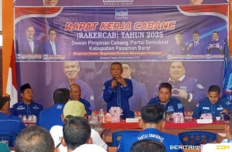 Yultekhnil Kepala BADIKLAT-Da Partai Demokrat Provinsi Sumatera Barat memberikan sambutan dalam kegiatan Rapat Kerja Cabang (Rakercab) 2025 di Sekretariat DPC, Simpang Empat Nagari Lingkungan Aua Baru, Kecamatan Pasaman, Kamis (18/9/2025). Foto : de