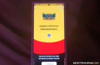 Aplikasi Kamus Digital Pepatah Minangkabau Berbasis Android yang sudah bisa diunduh melalui Playstore. Foto MR.