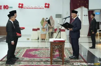 Gubernur Sumatera Barat (Sumbar), Mahyeldi Ansharullah ketika melantik dua Pejabat Pimpinan Tinggi Pratama (eselon II) di lingkungan Pemerintah Provinsi (Pemprov) Sumbar di Auditorium Gubernuran, Selasa (2/9/2025). Foto: Adpim Sumbar