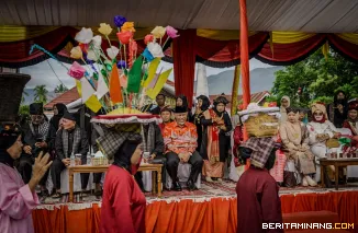 Gubernur Sumatera Barat, Mahyeldi Ansharullah ketika menyaksikan pawai dalam kegiatan Rang Solok Baralek Gadang (RSBG) 2025 dalam sebuah festival di Hamparan Sawah Solok dan Jalan Sudirman Taman Syekh Kukut, Kota Solok, Kamis (11/9/2025). Foto: Adpim Sumb
