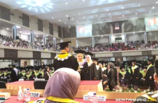 Rektor Krismadinata, Ph.D.mewisuda 365 wisudawan FBS Universitas Negeri Padang pada Sabtu (20/9) periode wisuda ke-140 bertempat di Auditorium Kampus UNP Air Tawar Padang. Foto ET.