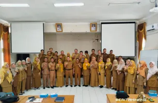 Kepala Badan Kesbangpol Provinsi Sumbar, Mursalim foto bersama dengan Kepala Dinas Pertanian Kabupaten/Kota se Sumatera Barat di Kantor Dinas Perkebunan, Tanaman Pangan, dan Holtikultura Provinsi Sumbar, Selasa (9/9/2025). Foto: Adpim Sumbar