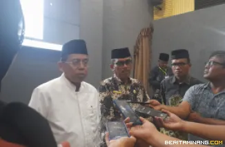 Ketua Pengurus Wilayah Nahdlatul Ulama (WNU) Siumbar Prof. Ganefri, Ph.D. (baju putih) ketika wawancara awak media. Foto: Rokcalva/BeritaMinang