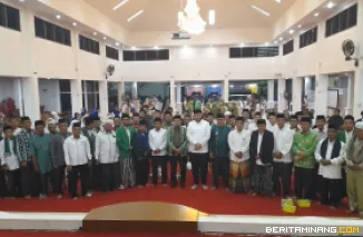 Ketua PWNU Sumbar Prof.Ganefri dan Wako Padang Fadly Amran foto bersama dengan warga Nahdliyin usai Maulid Nabi Muhammad SAW 1447 H dan Lailatul Ijtima' Kamis malam (18/9/2025) di Aula Palanta Rumah Dinas Walikota Padang. Foto: Rokcalva