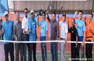 Wako Bukittinggi diwakili Sekdako Bukittinggi Rismal Hadi membuka kejurda Pickleball pelajar sesumbar 2025 di GOR berlari, Minggu (28/09)