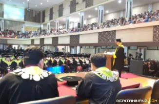 Rektor Universitas Negeri Padang, Krismadinata, Ph.D.mewisuda sebanyak 3.673 orang lulusan pada periode ke-140 bertempat di Auditorium Kampus UNP Air Tawar Padang. Foto ET.