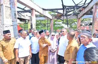 Anggota DPR RI, Andre Rosiade, yang meninjau lokasi kebakaran bersama Staf Khusus Menteri ATR/BPN Bidang Reforma Agraria, Rezka Oktoberia, pada Senin (08/09/2025).