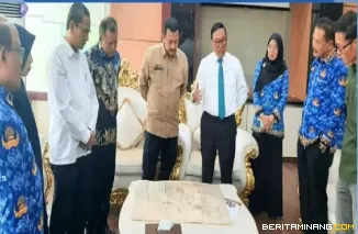 Semua data termasuk data pendukung telah diserahkan Wako Bukittinggi kepada Dirjen Bina Administrasi Kewilayahan Kemendagri untuk menuntaskan batas wilayah Bukittinggi dengan Kabupaten Agam, Rabu, (17/09).