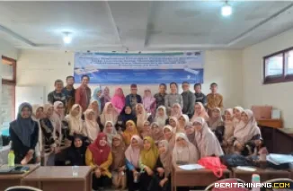 Foto bersama Tim Pengabdian UNP diketuai Prof. Dr. Yerizon, M.Si. dengan guru matematikan yang tergabung dalam MGMP Kabupeten 50 Kota. Foto: Tim Pengabdian UNP
